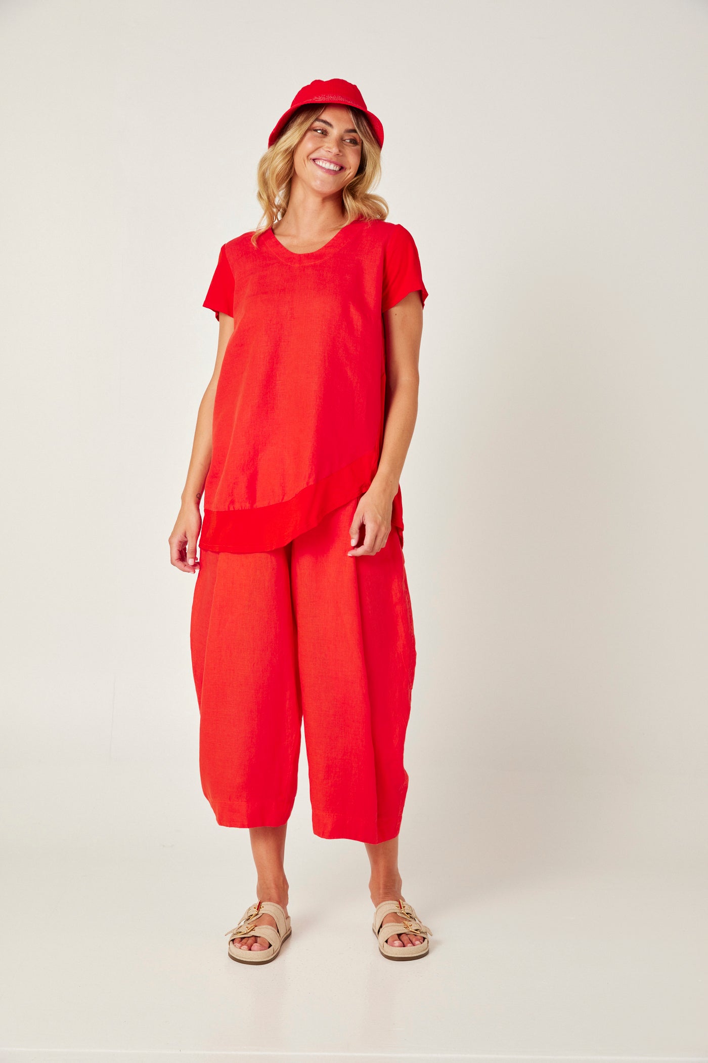 Valia - pleat trouser. Red